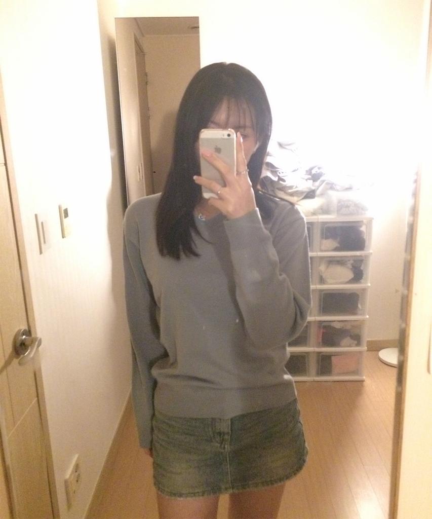 AWESOME STUDIO Classic Layered V-Neck Knit Gray
