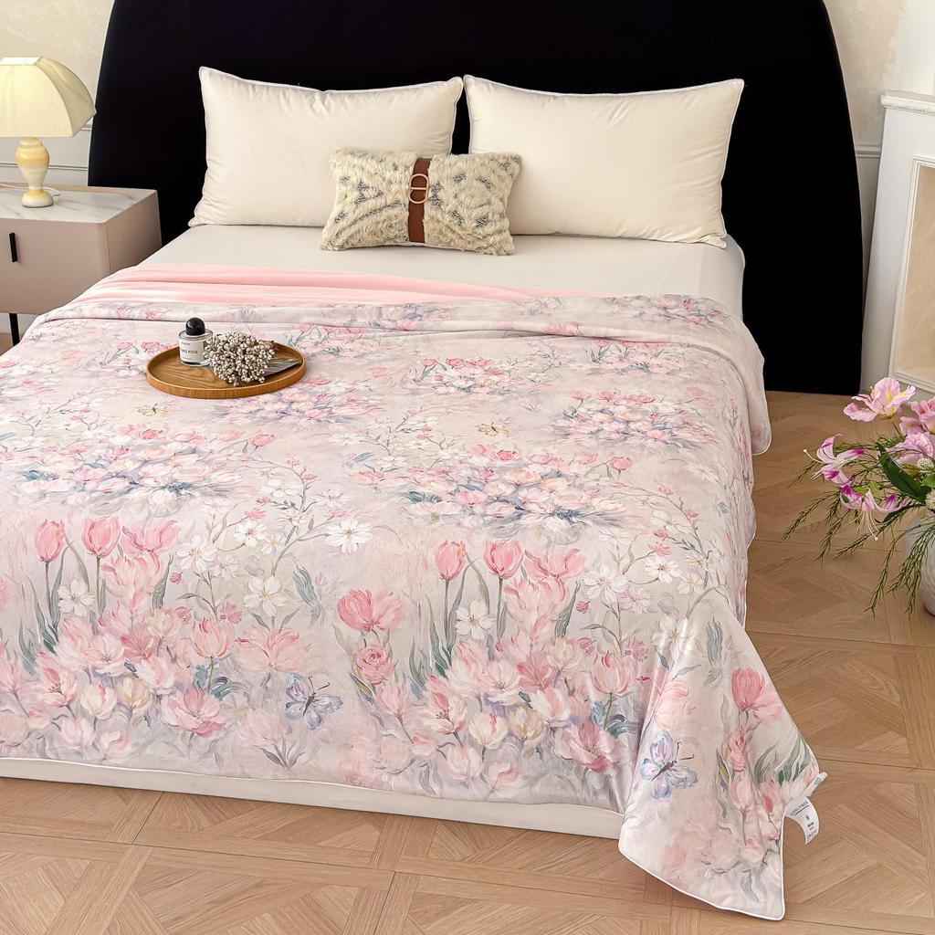Cool Silk Summer Quilt: Lightweight, Breathable, Ideal for Home or Dorm Use