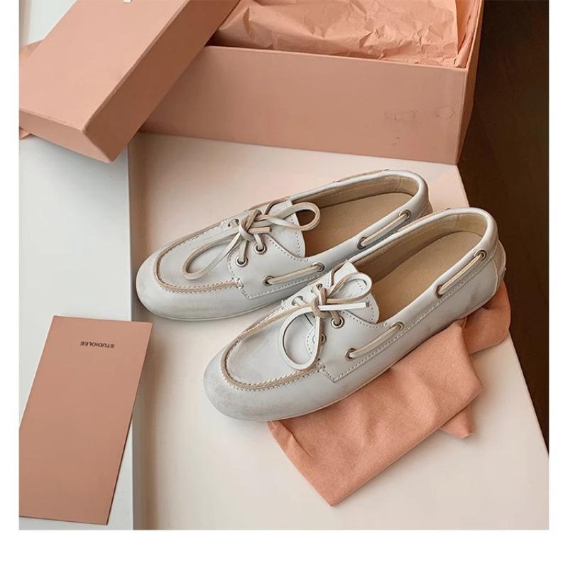 ! Shoes are old, dirty, lace-up soft-soled retro small leather shoes