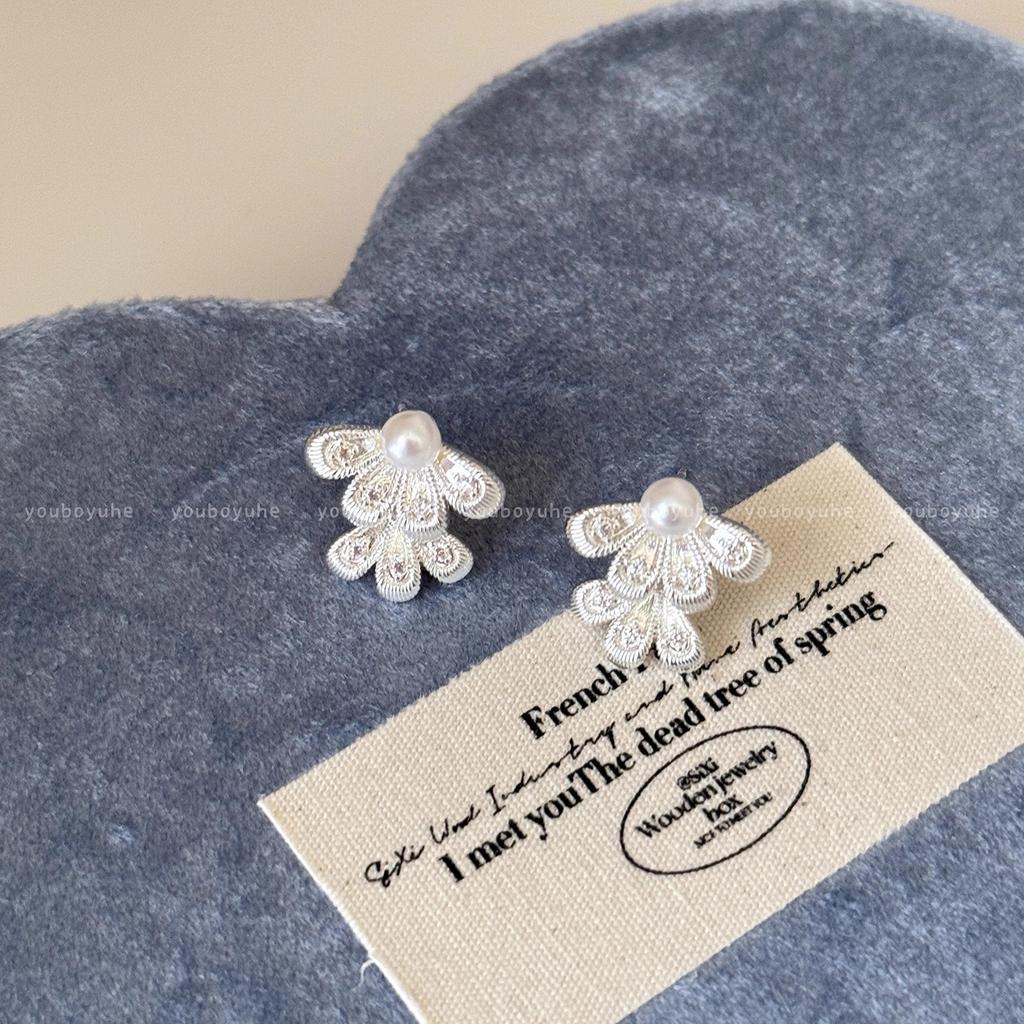 Spring and Summer Light and Fresh Flower-shaped Earrings for Women, Small and Exclusive, with A Sophisticated and Elegant Feel. Ear Ornaments.