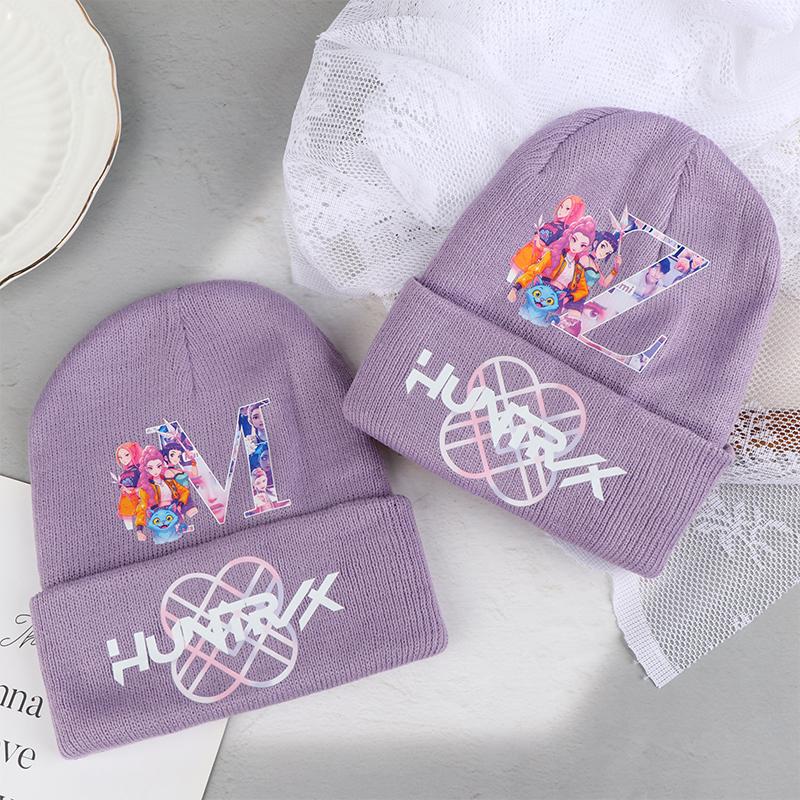 K Pop Demon Hunters Flickor Stickade Mössor Tecknade Bokstäver Barn Mössa Vinter Söt Varm Mössa Anime Barn Födelsedagspresenter