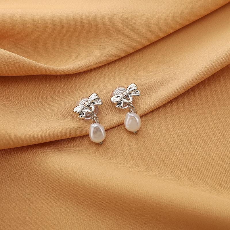 Korean Style Retro Pearl Ear Clip for Women - Mosquito Coil Holder, No Piercing, High-End, Fashionable and Versatile Luxury Earrings