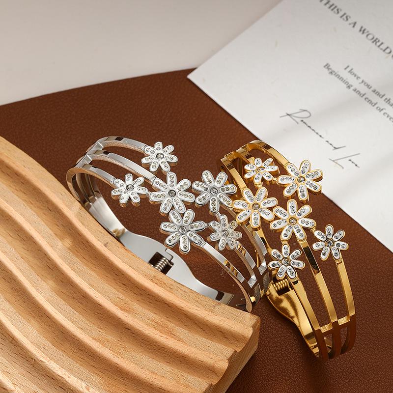European-American Fashion Rhinestone Titanium Steel Bracelet - Non-Fading Stainless Steel, Simple Open Design.