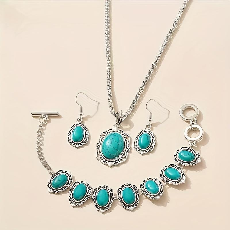 Turquoise pendant necklace, bracelet, and earrings feature a bohemian vintage ethnic style зелёный