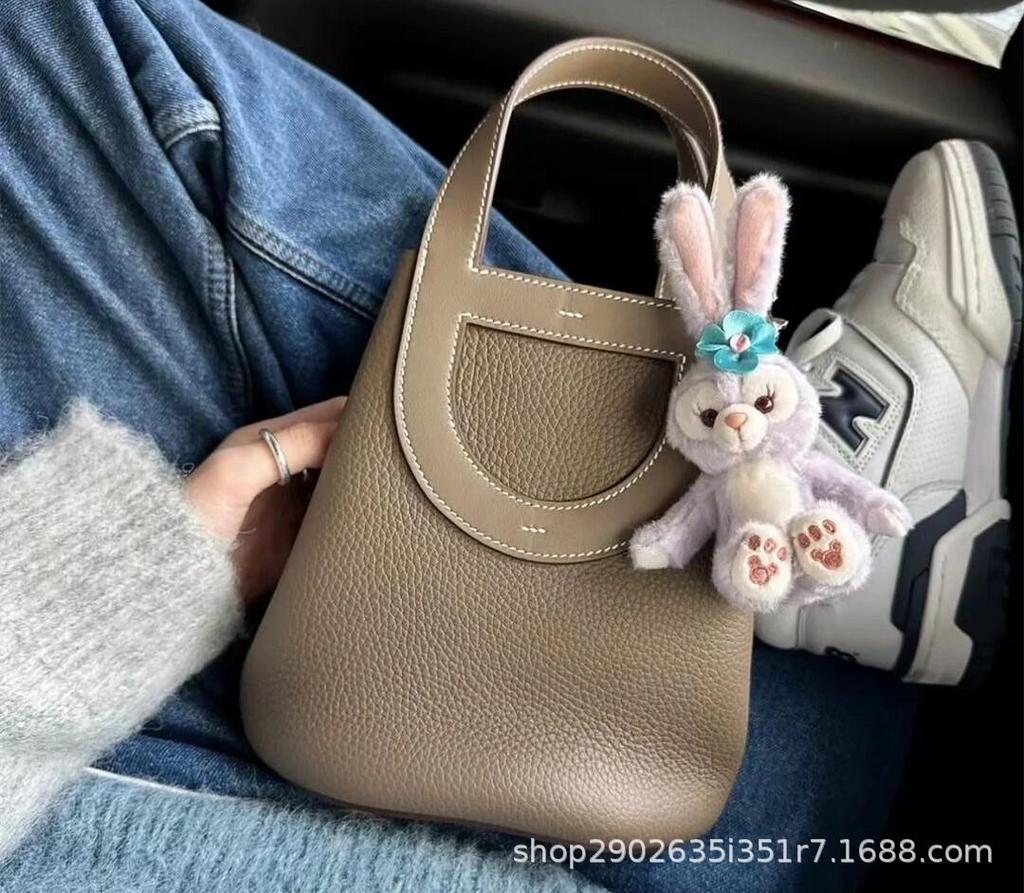 Handväska i äkta koskinn för kvinnor - Vår 2023 Hinkväska med Grisnäsa-design och Enkel Axelrem