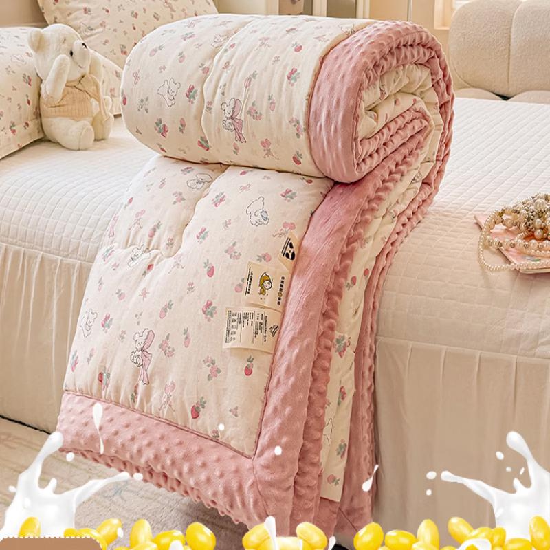 

Strawberry Dog Minky Dot Washable Fiber Quilt