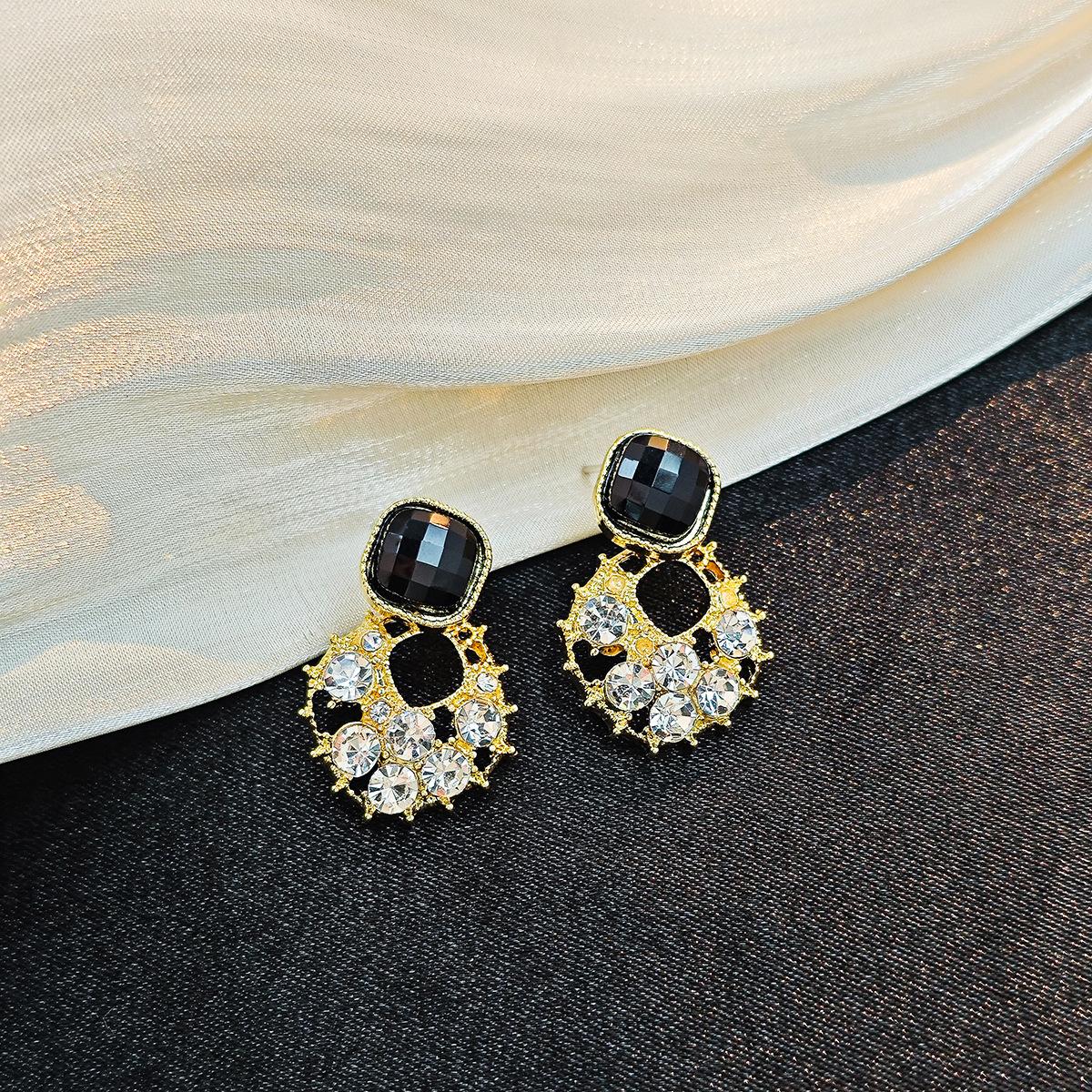 Нишевые Изысканные Полые Серьги Высокого Класса, Ретро Легкая Роскошь Супер Блестящие Серьги с Инкрустацией Алмазами Контрастного Ромба