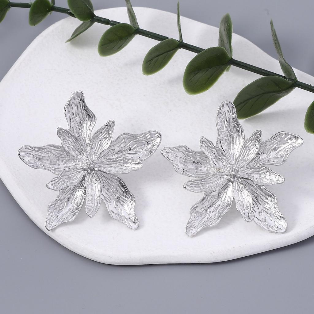 Creative design, three-dimensional multi-layer metal flower earrings, simple and versatile, stylish and trendy alloy stud earrings