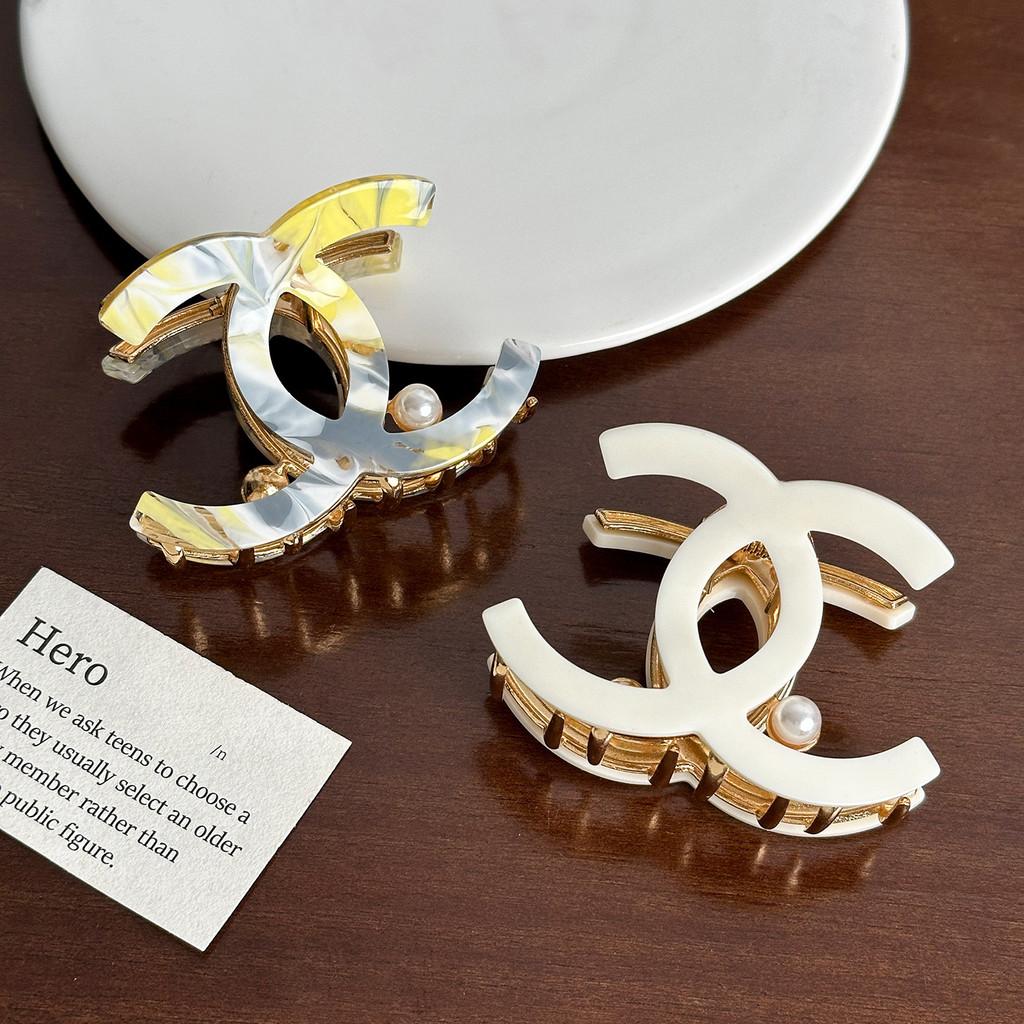 Wunderschön gestaltete mittlere Haarklammer in eleganten Farben für modebewusste Frauen