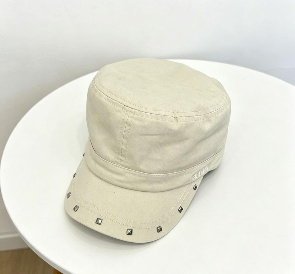 Casquette plate rétro américaine à rivets pour femmes, nouvelle collection printemps-automne, béret noir polyvalent affinant le visage, petit chapeau