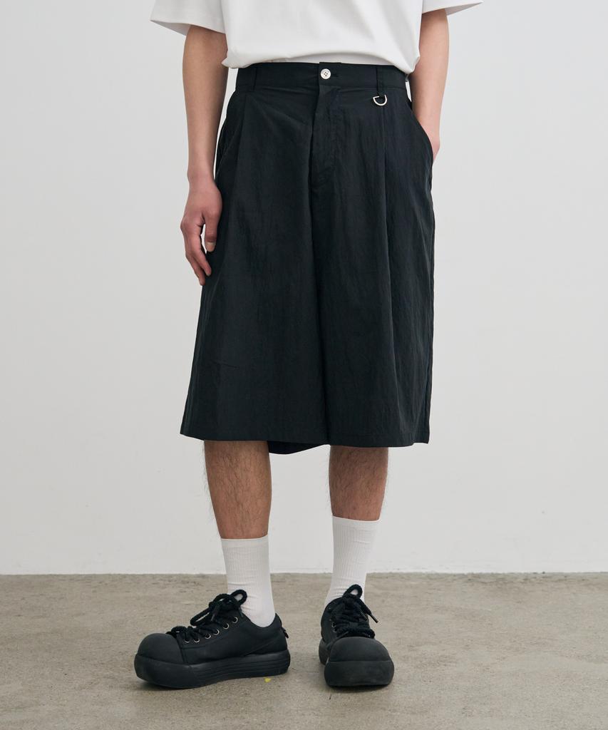Piali Diagonal Pocket Nylon Wrinkle Bermuda Shorts (Black)