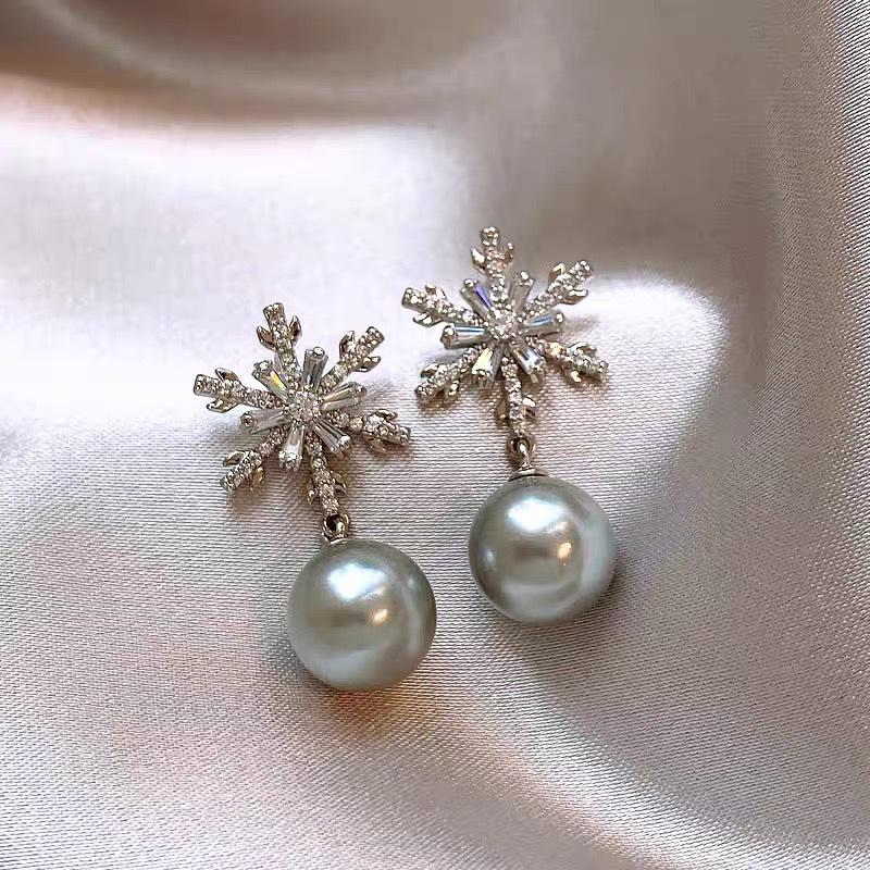 French Retro Geometric Pearl Earrings: Exaggerated, Fashionable, High-End Studs for Women