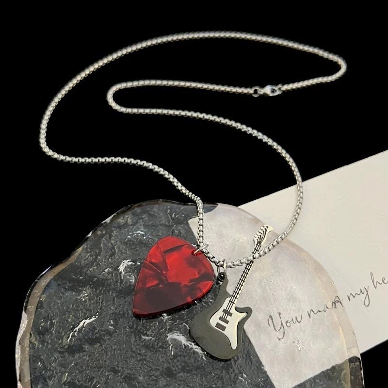 Hip-Hopowy Wisiorek z Kostką Gitarową Naszyjnik Punkowy Tytanowa Stalowa Łańcuszek Gitarowy Choker Modny Vintage Łańcuszek do Swetra Gitara Elektryczna Chłopcy