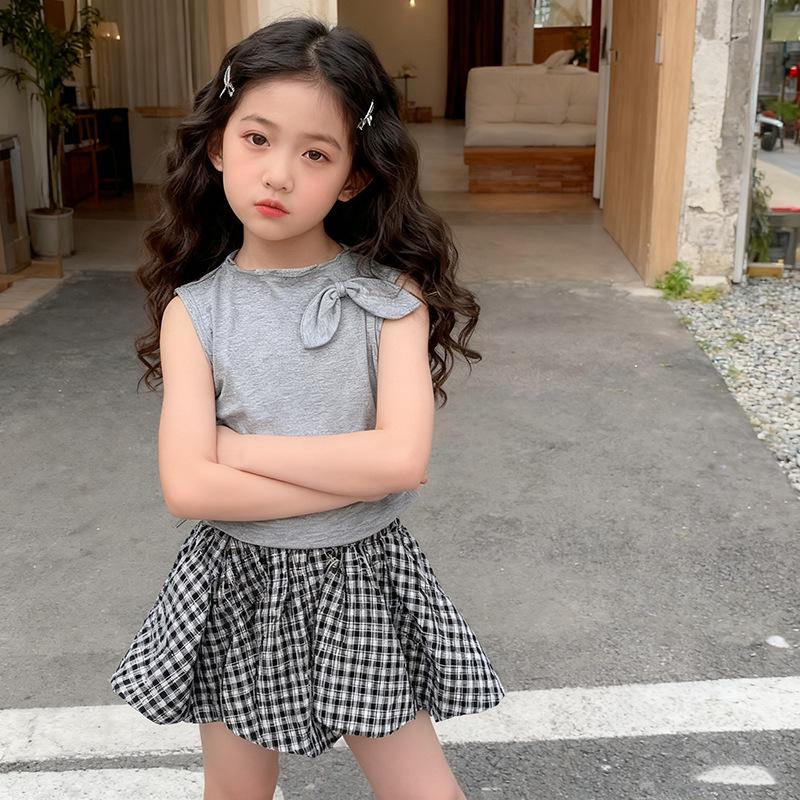 Set de vară 2025 pentru fete: Vesta gri și fustă tutu cu buline