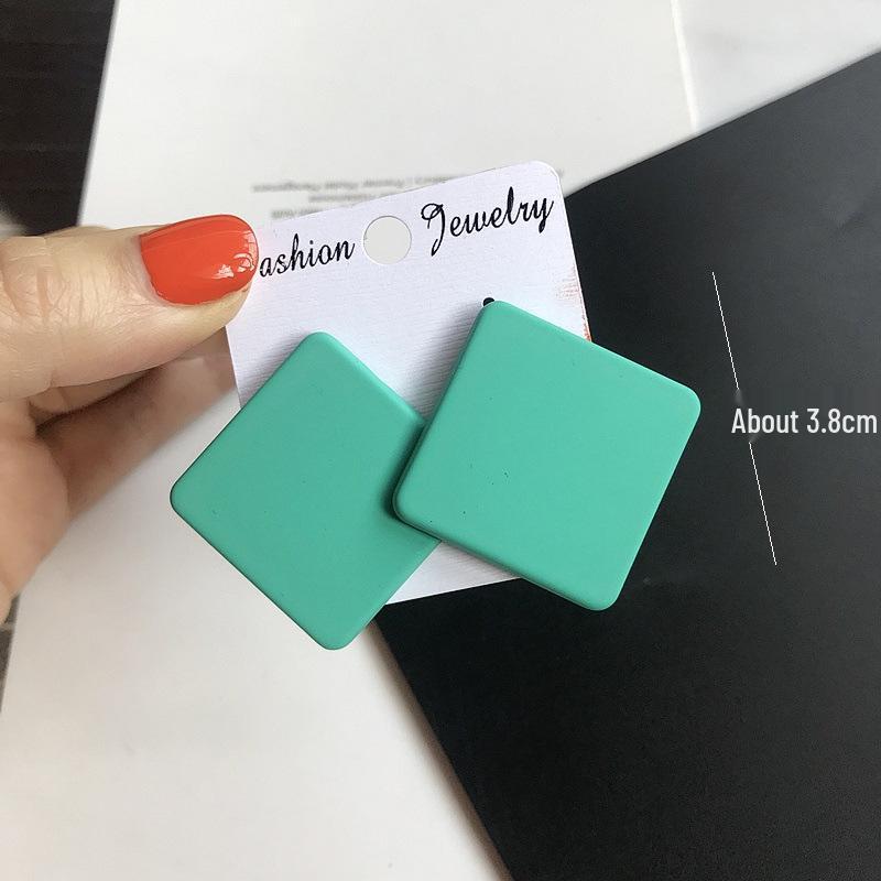 Trendy geometrické matné akrylové náušnice v barvách bonbónů