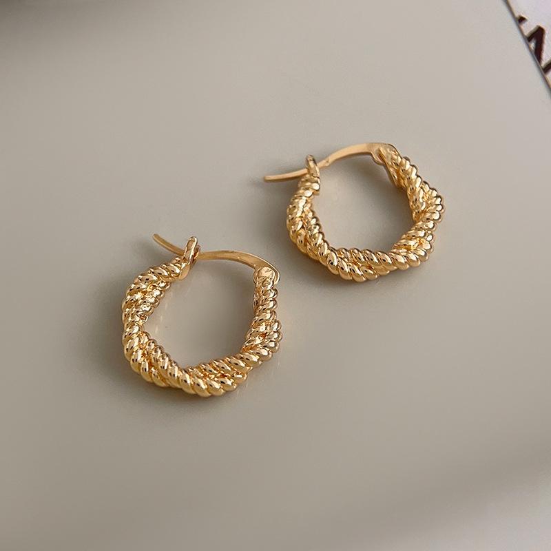 

Минималистичные серьги-узлы в корейском стиле с закрученными звеньями: Тренд для женщин, рекомендованный блогерами