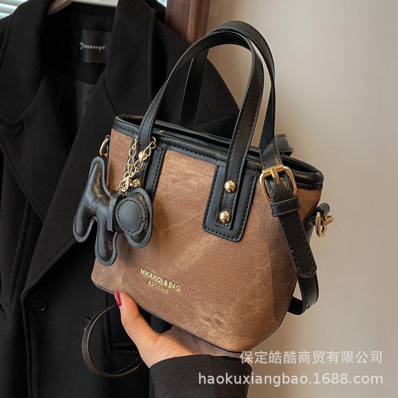 Niche High-end Small Bag Women's 2025 New Trendy and Versatile Shoulder Messenger Bag Fashionable Super Fire Portable Bucket Bag