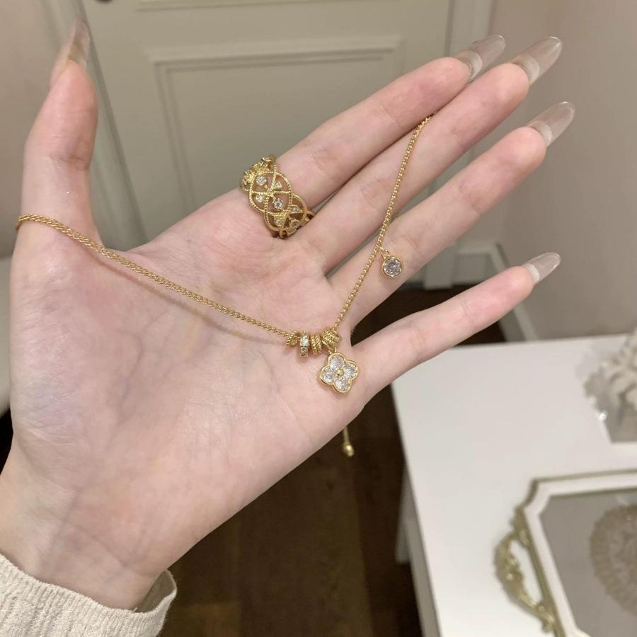 Medieval Passepartout running ring four-leaf clover zircon necklace 2025 light luxury exquisite collarbone chain