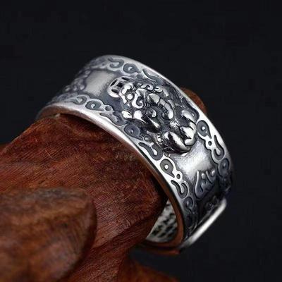 Elegante Anillo de Plata Pixiu de Aleación Dorada con Diseño de Nube Auspiciosa - Banda Ancha Regalo para Hombres