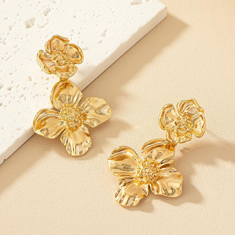 1 Pair of Personalized and Creative Gold Color Flower Pendant Earrings, Women's Fashion Trend Holiday Party Accessories Gift