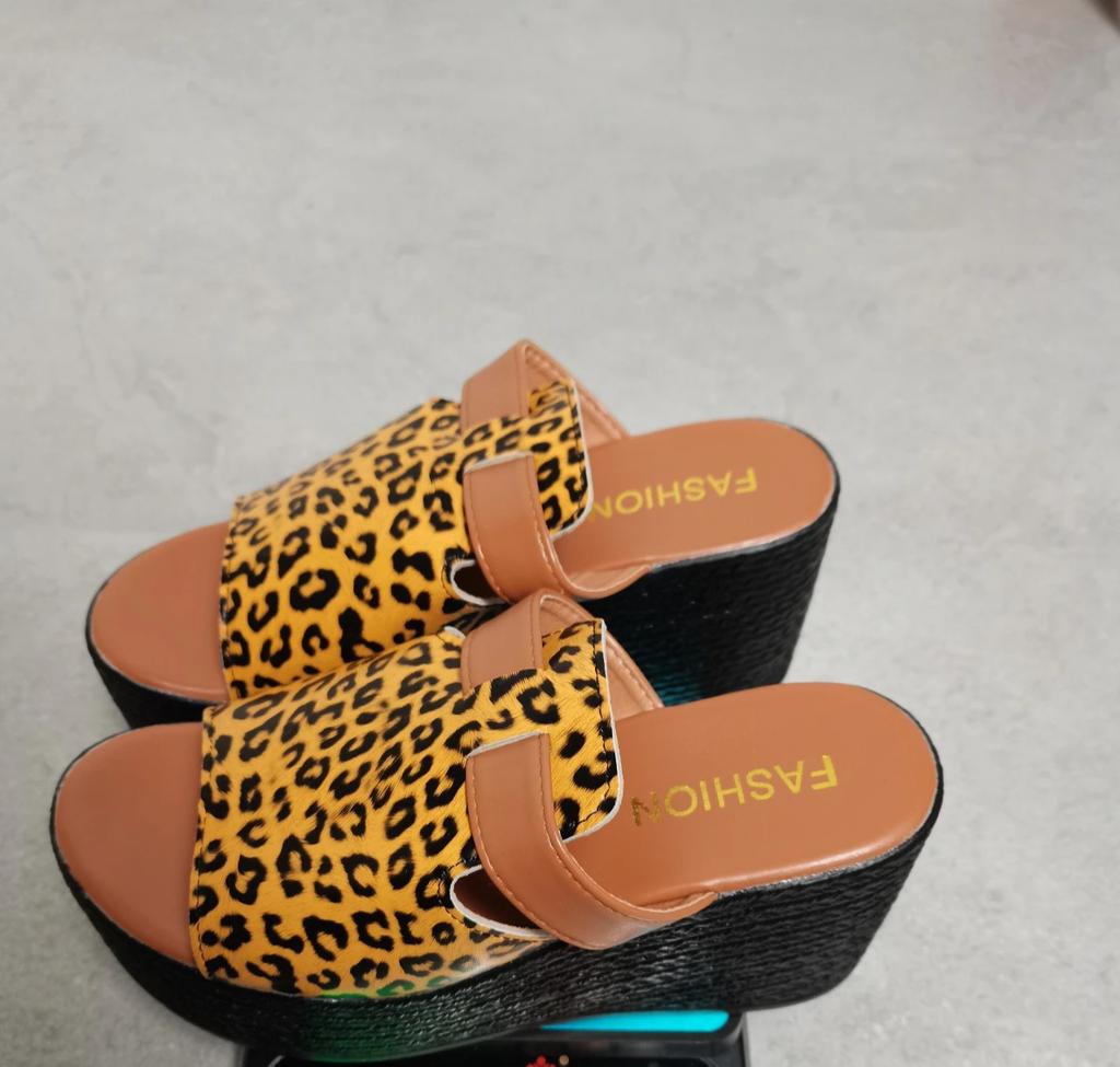 2025 Summer Women Slippers Wedges Sandals Trend High Heels Ladies Shoes Lightweight Slides Women New Beach Platform Slippers