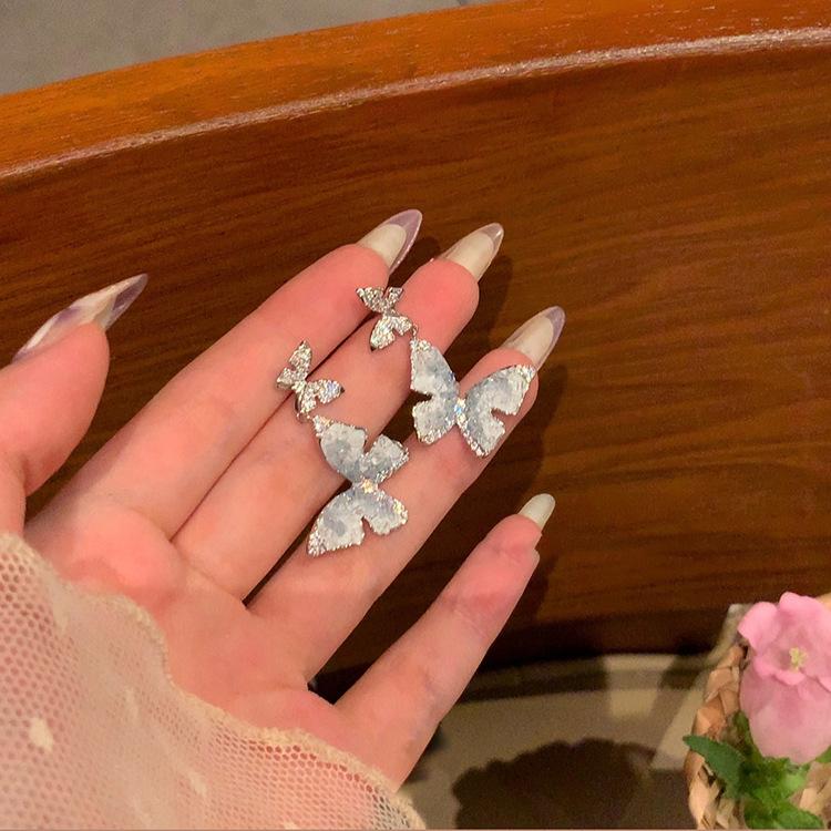 Crushed ice butterfly earrings suitable for summer, women s high-end earrings, no pierced earrings, light luxury temperament atmospheric earrings.