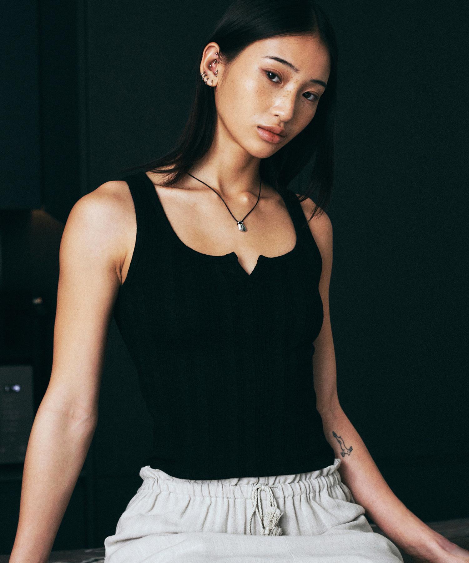 Nive Minimal Slit Point Sleeveless (Black) Free