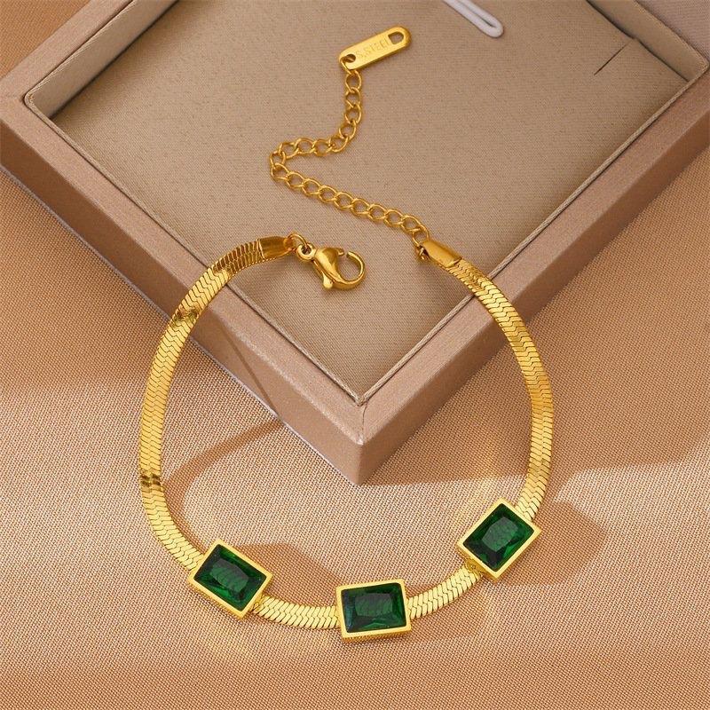 Bracciale a Spina di Pesce in Acciaio Inossidabile Placcato Oro 18K con 3 Pezzi Rettangolari Zirconia Cubica Smeraldo