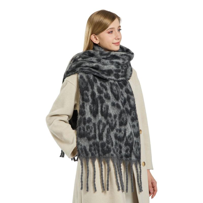 Autumn and Winter New Retro Leopard Print Fringed Scarf Women's Warm Versatile Shawl High-end Fashion Fringed Scarf