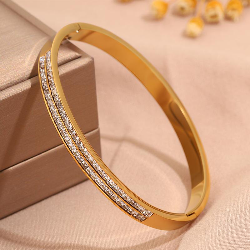 Hot-selling titanium steel bracelet, girls' high-end sense of fashion, popular light luxury in Europe and the United States, Gypsy star love diamond