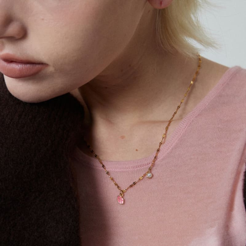MERRYMOTIVE Pink Lip and Pearl with Gold Chain Necklace