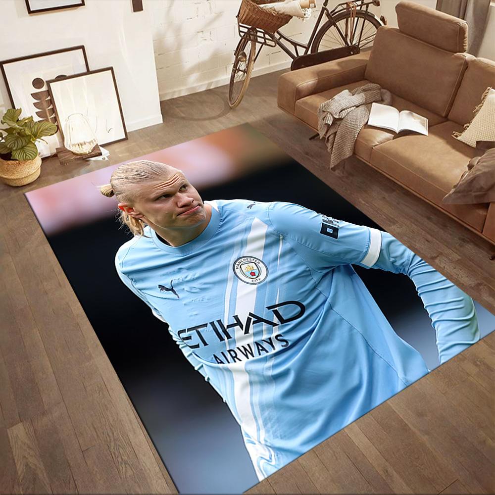 I tappeti Haaland At The Stadium Square sono un'ottima scelta per soggiorni, camere da letto, decorazioni per la casa e come regali.