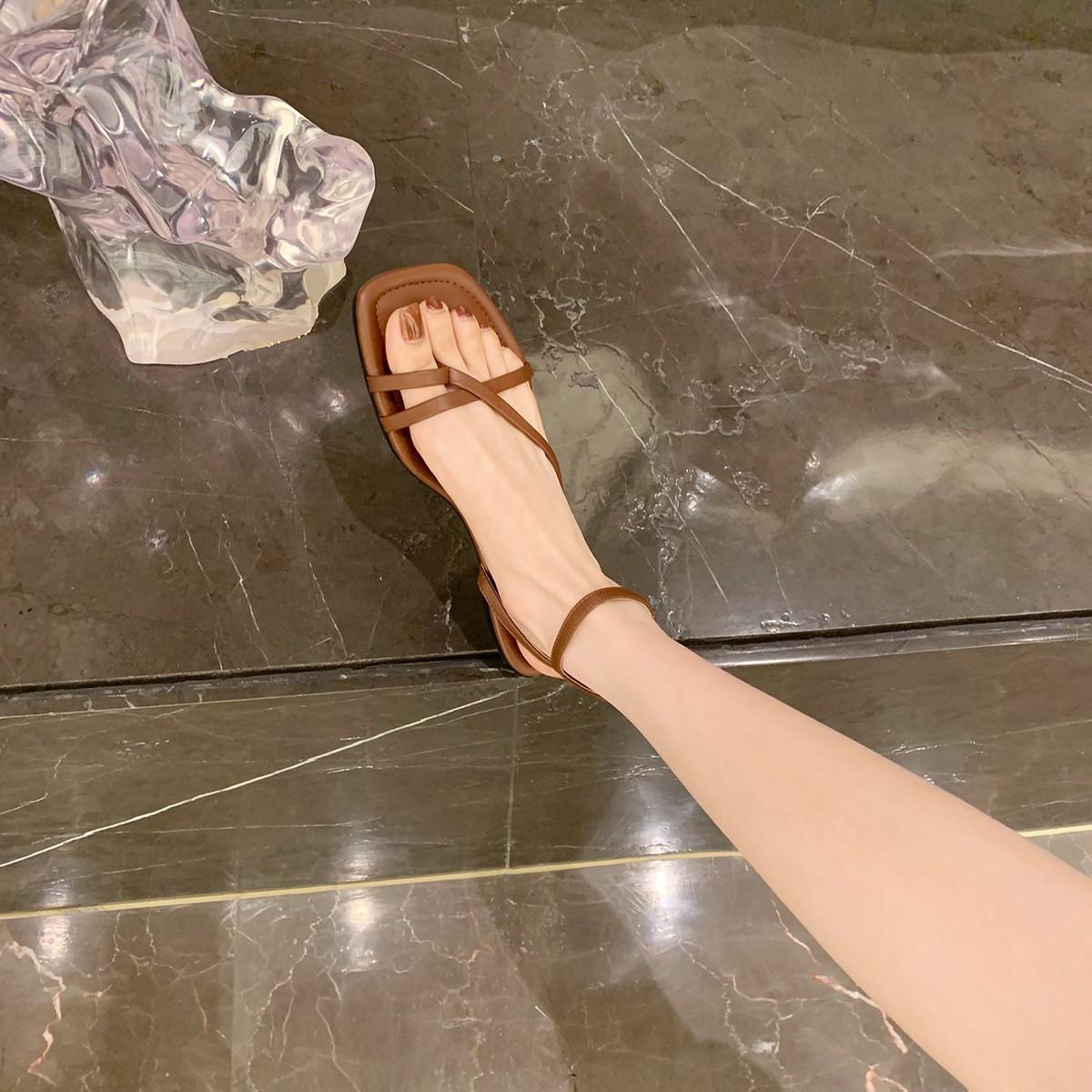 

Тот же стиль~ Кожаные сандалии на плоской подошве с квадратным носком и перекрестными ремешками в корейском стиле, новые летние модели для женщин 40 кофейный
