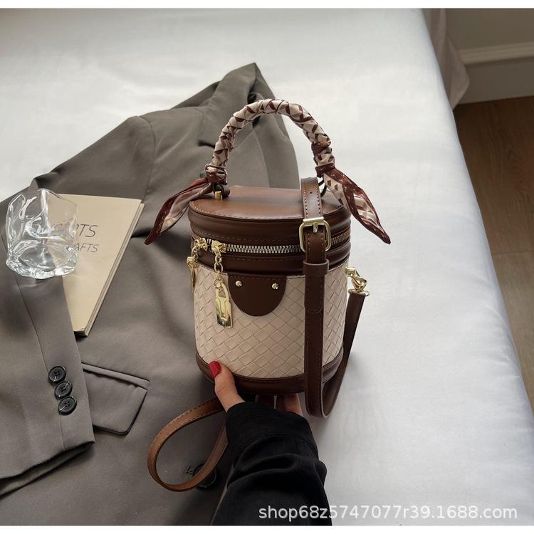 

Fashion silk scarf hand carrying bucket bag women s Korean version trendy versatile shoulder bag 2025 summer new simple messenger bag темно-коричневого