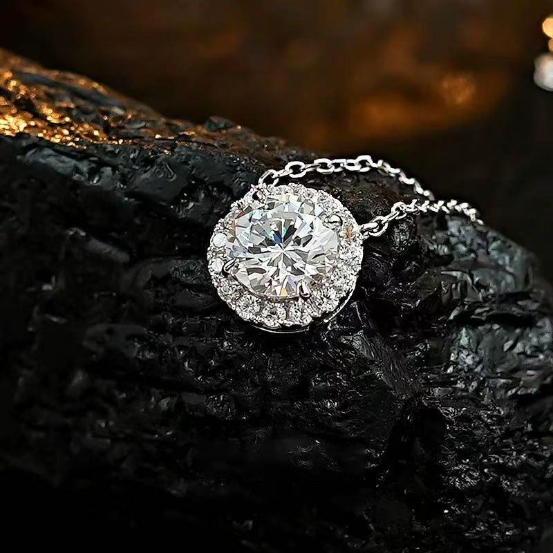 

Pt950 Platinum Lab-Grown Diamond Halo Necklace with Pavé-Set Classic Round Pendant, Fashionable Minimalist Clavicle Chain