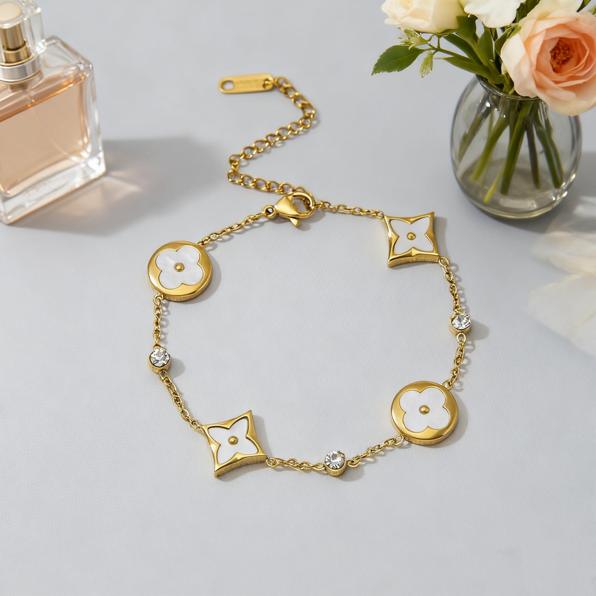 

Браслет из титановой стали с 18-каратным золотым покрытием, не тускнеющий, с четырехлистным клевером для женщин - Модный, универсальный, дизайн с лепестками. белый