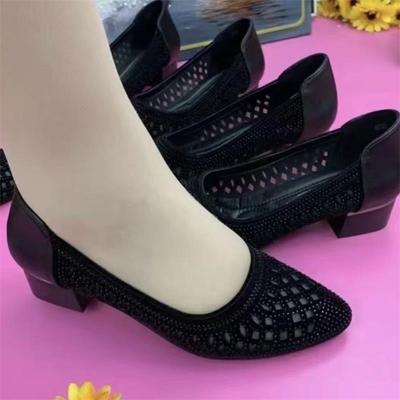 Atmungsaktive Mesh-Sandalen mit niedrigem Absatz für Damen mittleren Alters 2025 neue hohle Mesh-Schuhe dicker Absatz spitz zulaufende Einzel-Schuhe modische Mutter-Schuhe