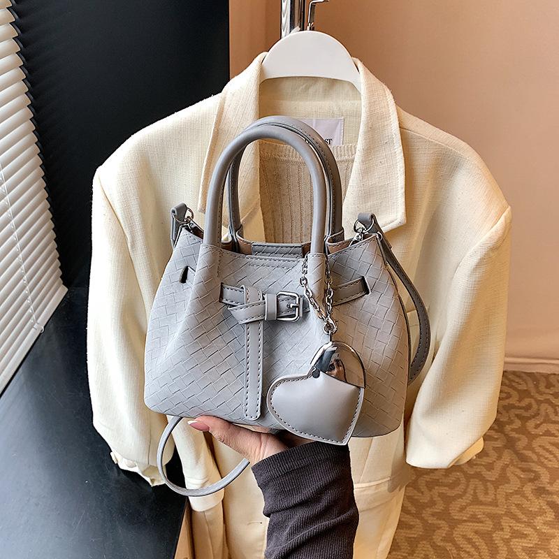 Niche Design Portable Bucket Bag Women's 2025 New Trendy Spring Fashion Personalized Trend Messenger Bag