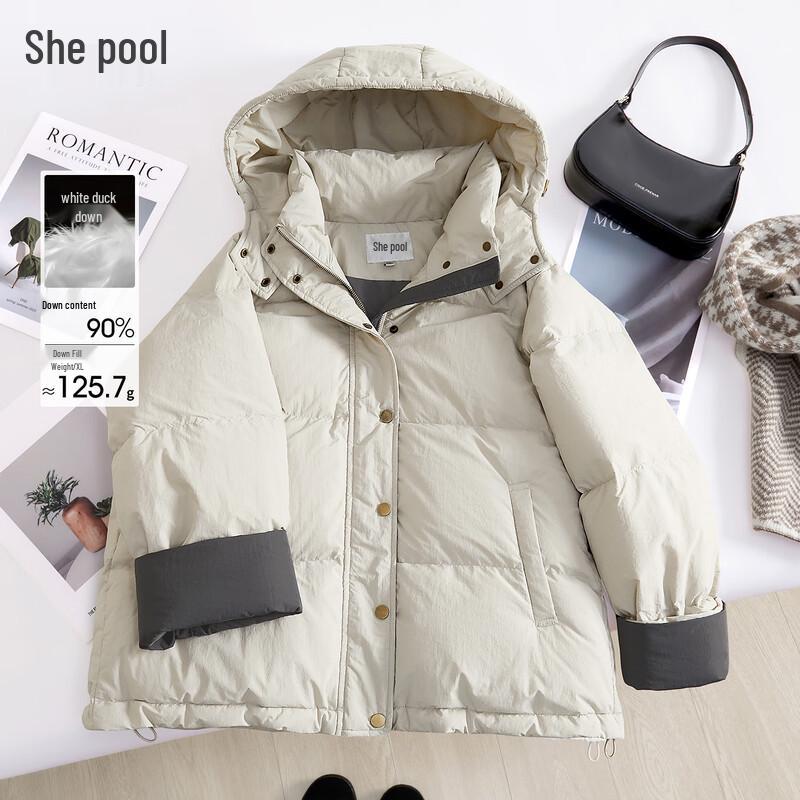 

Женский короткий пуховик с капюшоном на 90% из утиного пуха