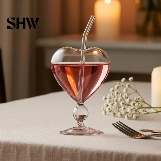 Klares Glasgeschirr für Sprudelwasser Herzförmiges Cocktailglas, 220 ml Kelch mit Strohhalm, Elegante Professionelle Bartending Kaltgetränke Tasse, Stilvoll