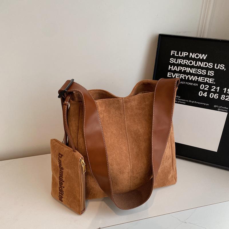 2025 autumn and winter new retro fashion tote bag women's commuting large-capacity shoulder bag niche casual women's bag