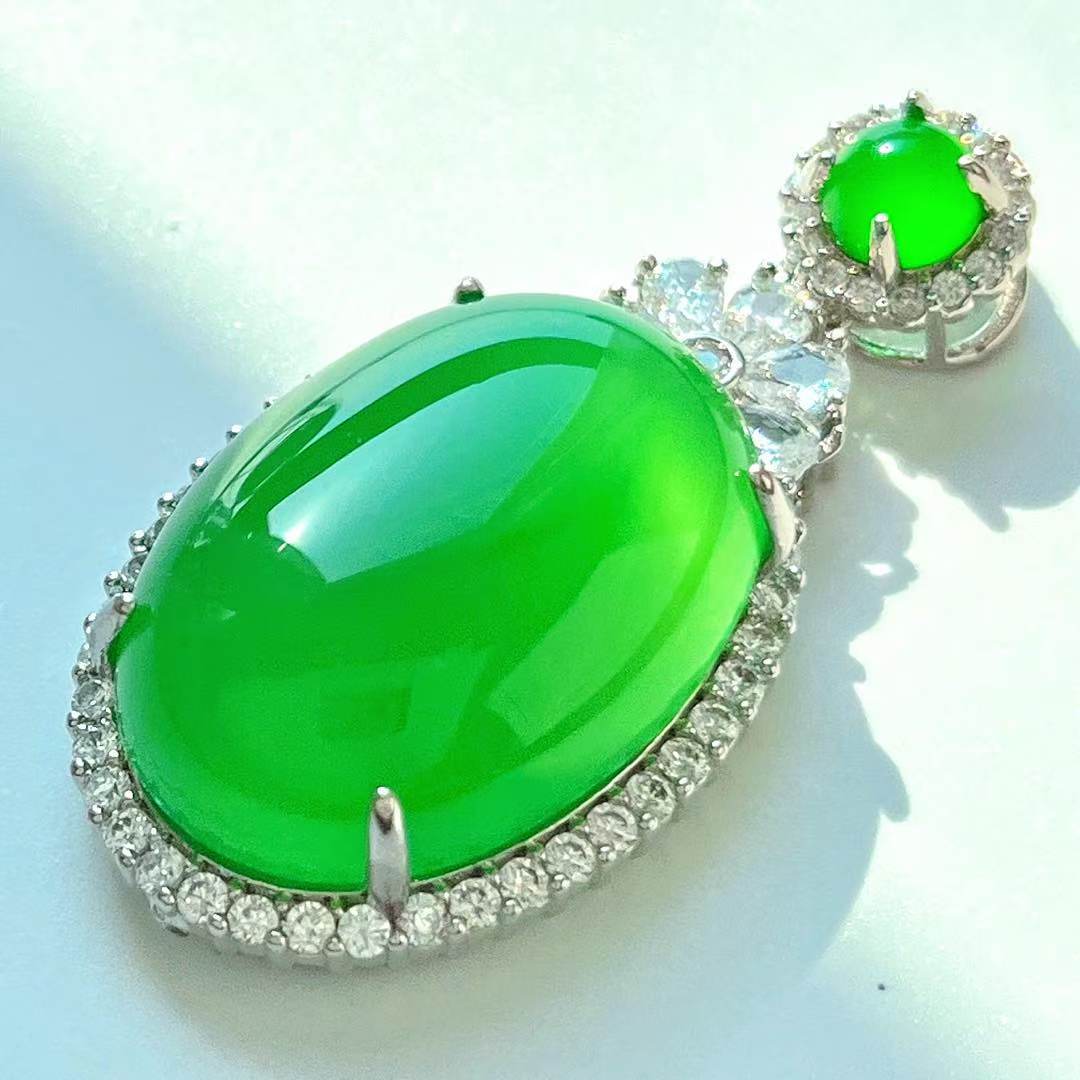 High-Quality Luminous Vitreous Body Emperor Green And Green Chalcedony Pendant For Women To Send To Their Mothers Without A Chain Comparabl