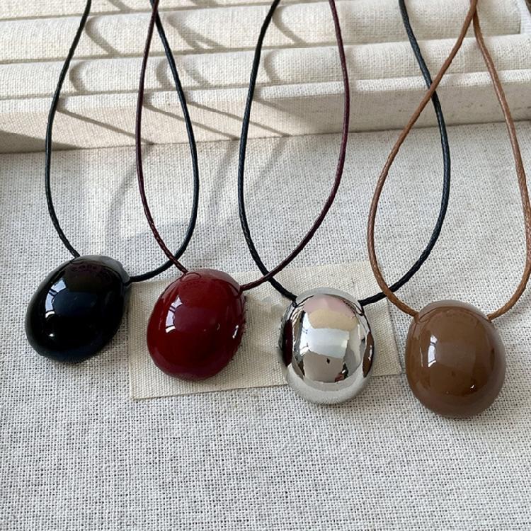 Women Modern Geometric Oval Pendant Necklace Adjustable Length Necklace Stylish Sweater Chain Perfect for Everyday Wear