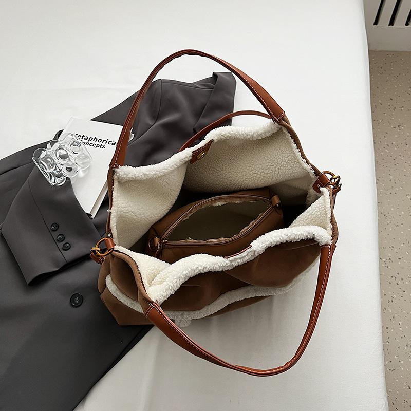 Casual Large Capacity Women's Bag, Spicy Girl Style Lamb Plush Splicing Armpit Bag, Personalized Single Shoulder Crossbody Bag