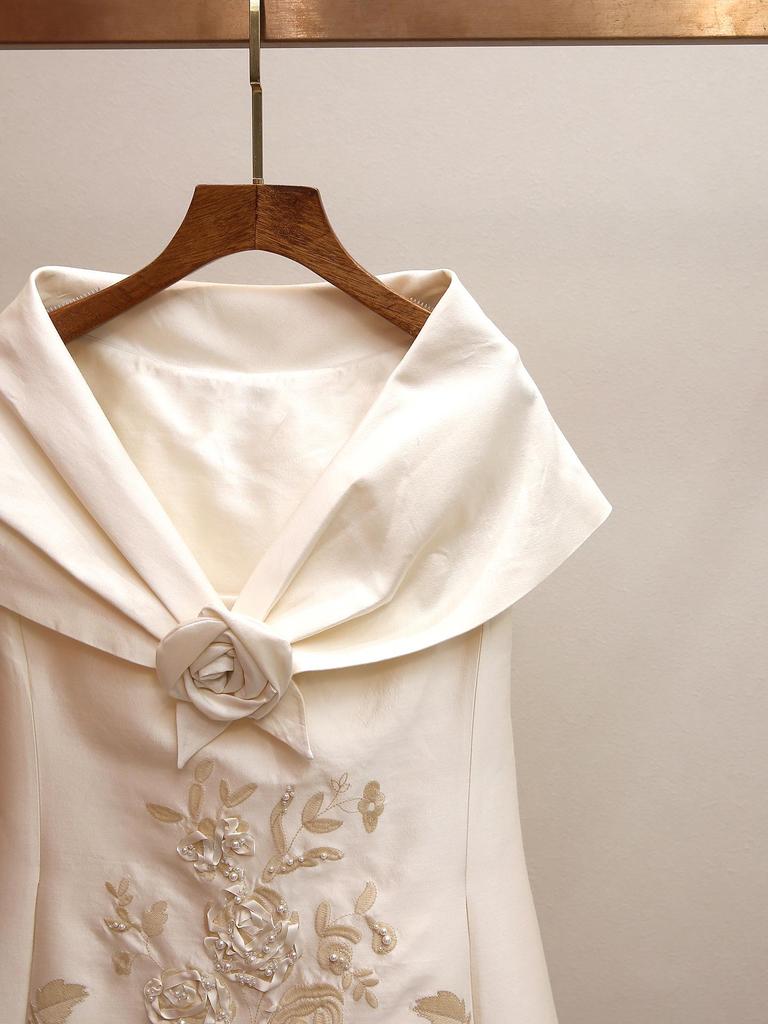 Elegantes ärmelloses Frühlingskleid für Damen mit 3D-Blumendesign