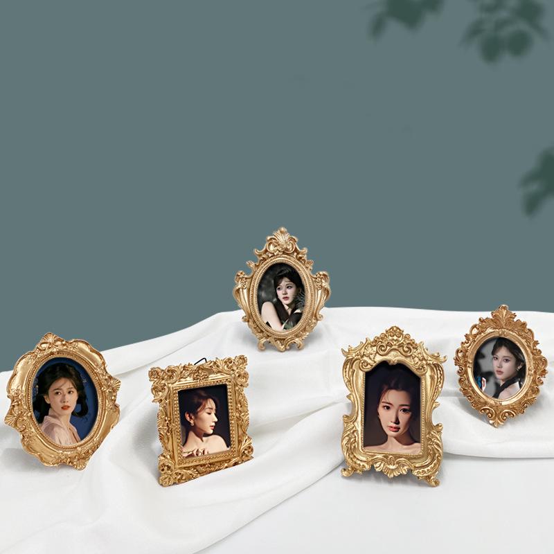 Victoria-Style Retro Resin Photo Frame Ornament - Light Luxury Badge Display Stand for Photo Props