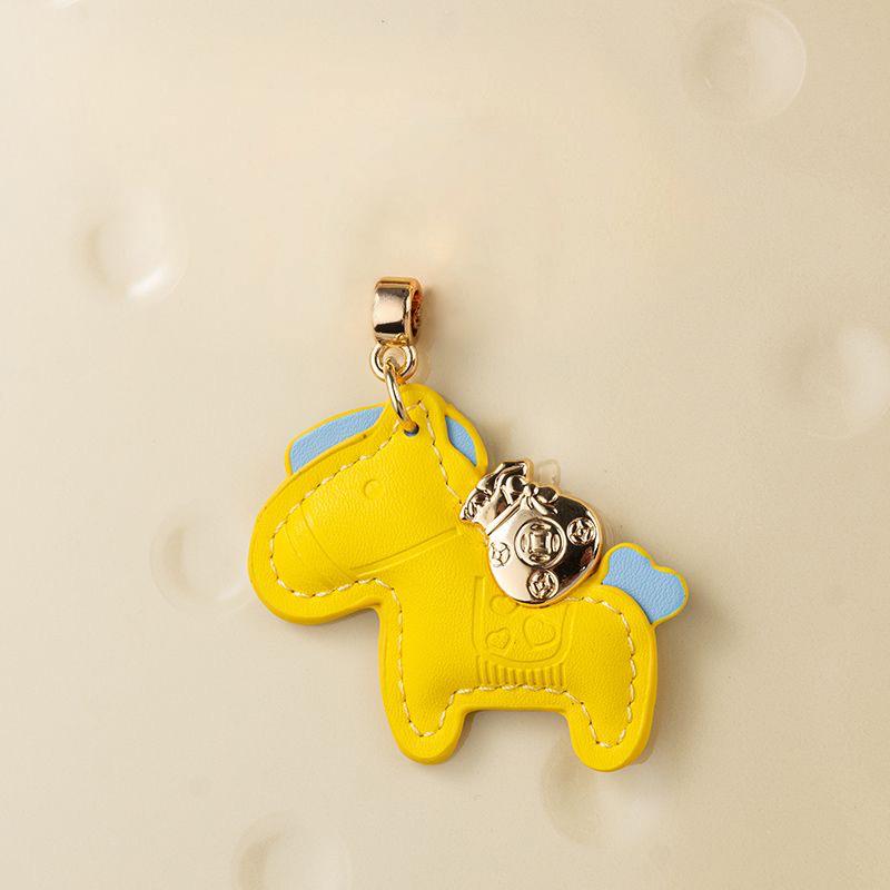 Изысканный кожаный брелок с мультяшной парой: Стильный подвеска-аксессуар для автомобиля и сумки