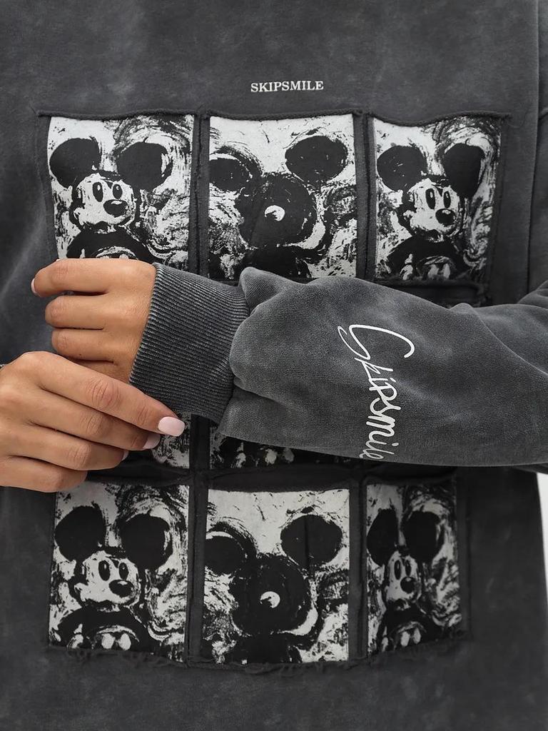 Black Vintage Mickey Print Round Neck Sweatshirt - Fun, Retro, Loose Fit for Autumn/Winter