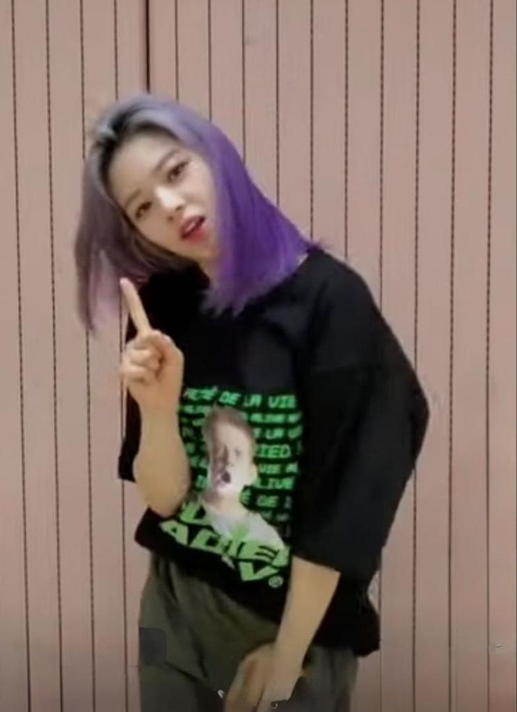 [USED] Korean Acme de la Vie black T-shirt worn by TWICE Jeongyeon