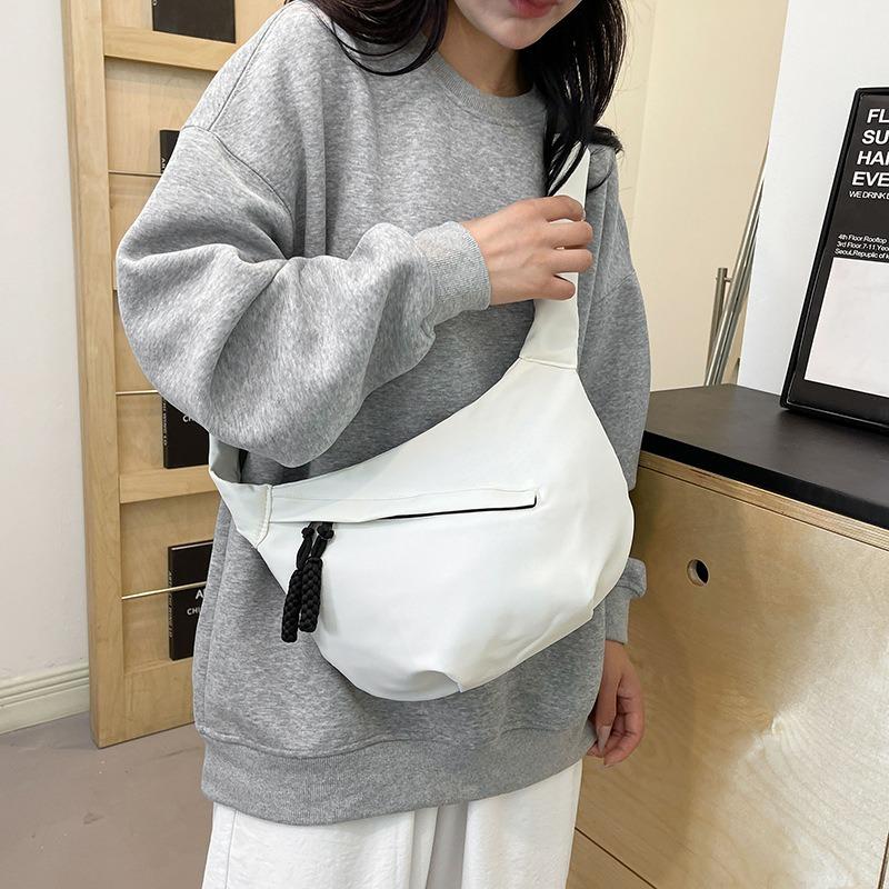 New Casual Commuter Shoulder Bag Light Personality Solid Color Large Capacity Beautiful Bag Female Simple Messenger Messenger Bag